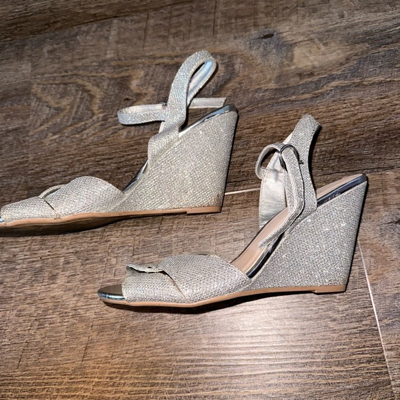 Le Chateau silver sparkle wedges - Picture 3 of 4